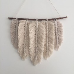 Macramé mural plume